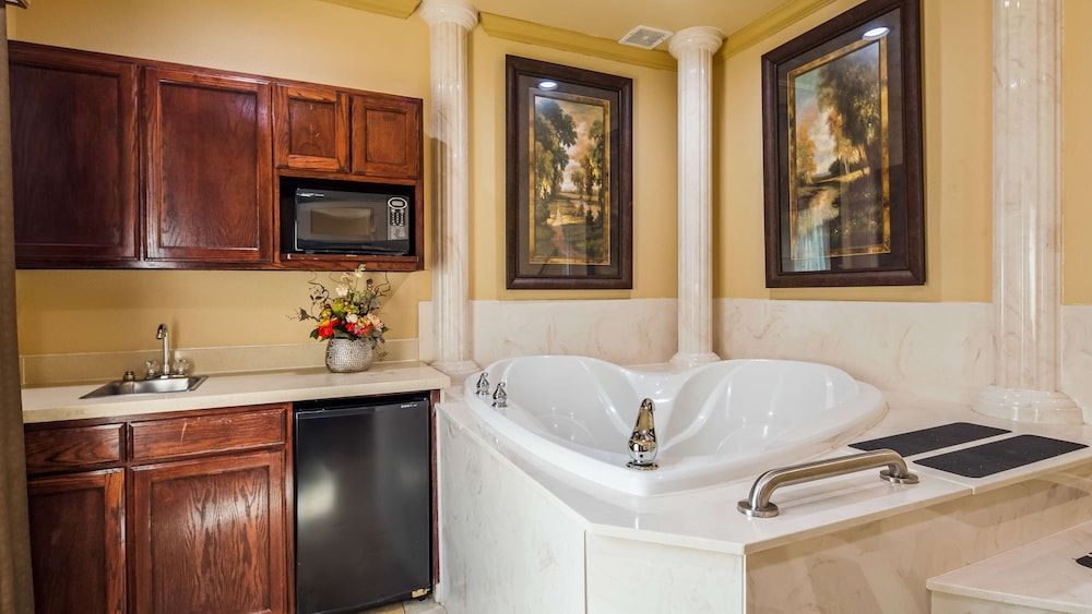 Best Western Plus Crown Colony Inn & Suites 3