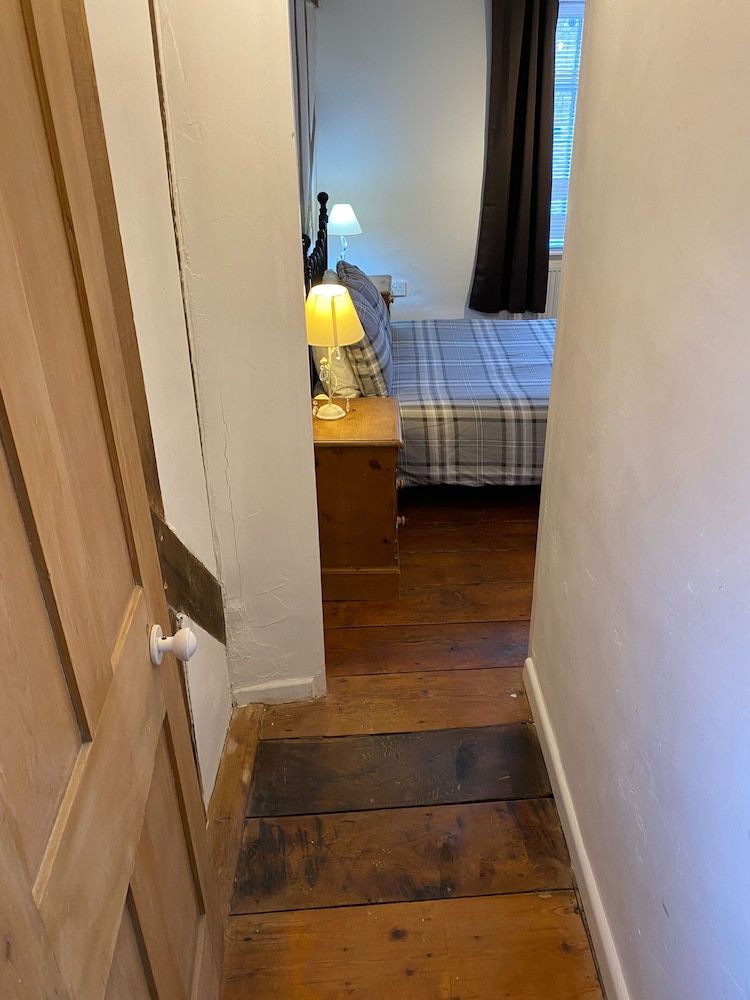 4 BR & 2 Bathroom House Parking Garden St Neots Town Centre 3