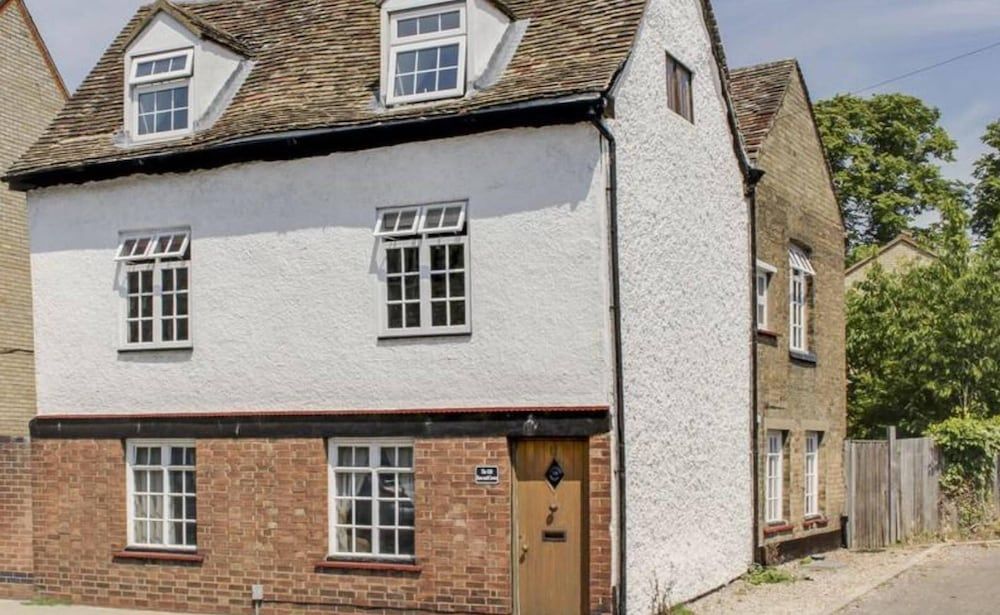 4 BR & 2 Bathroom House Parking Garden St Neots Town Centre -1 estrellas en Saint Neots