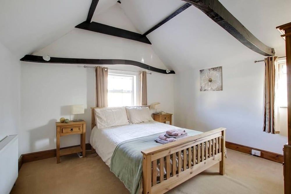 4 BR & 2 Bathroom House Parking Garden St Neots Town Centre 2
