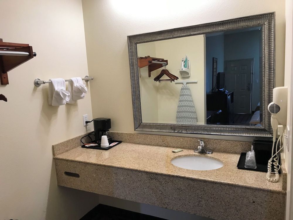 Executive Inn & Suites 3