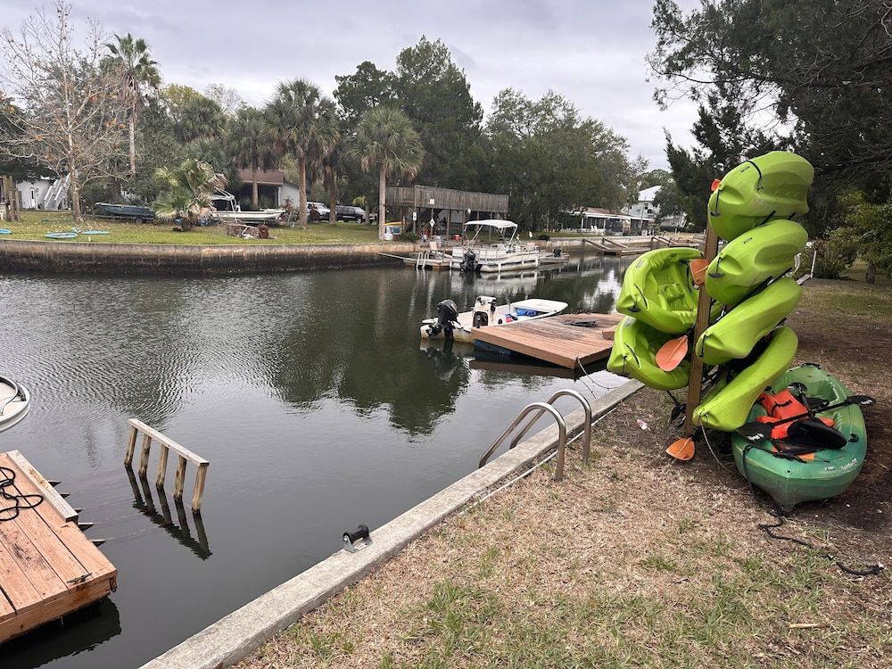 Neptune's Grotto Waterfront Retreat -1 estrellas en Spring Hill