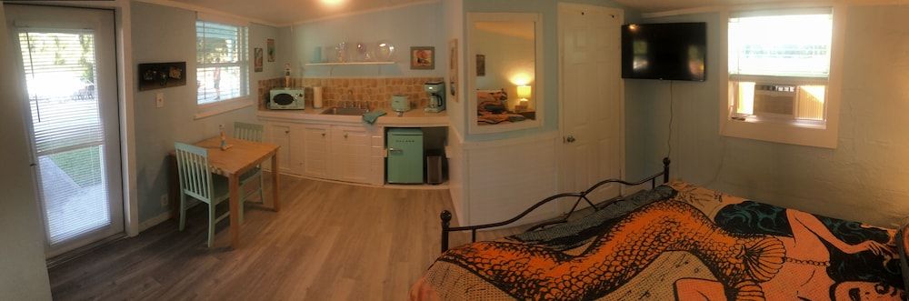 Neptune's Grotto Waterfront Retreat 2