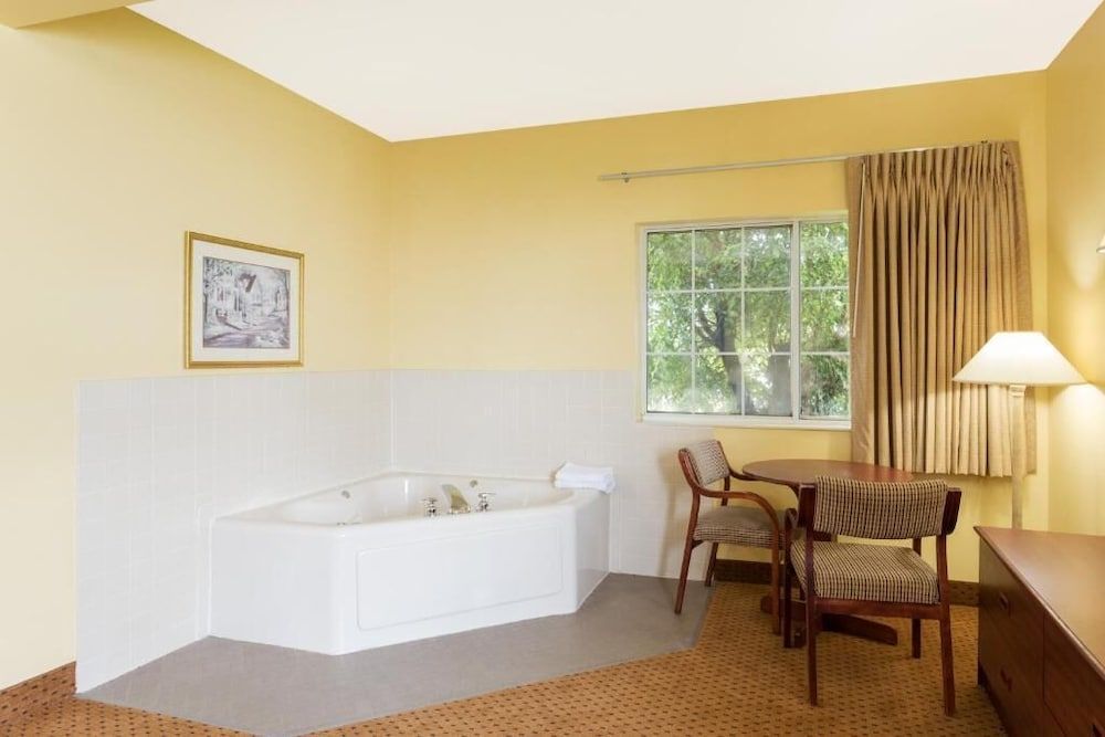 Western Inn & Suites 3