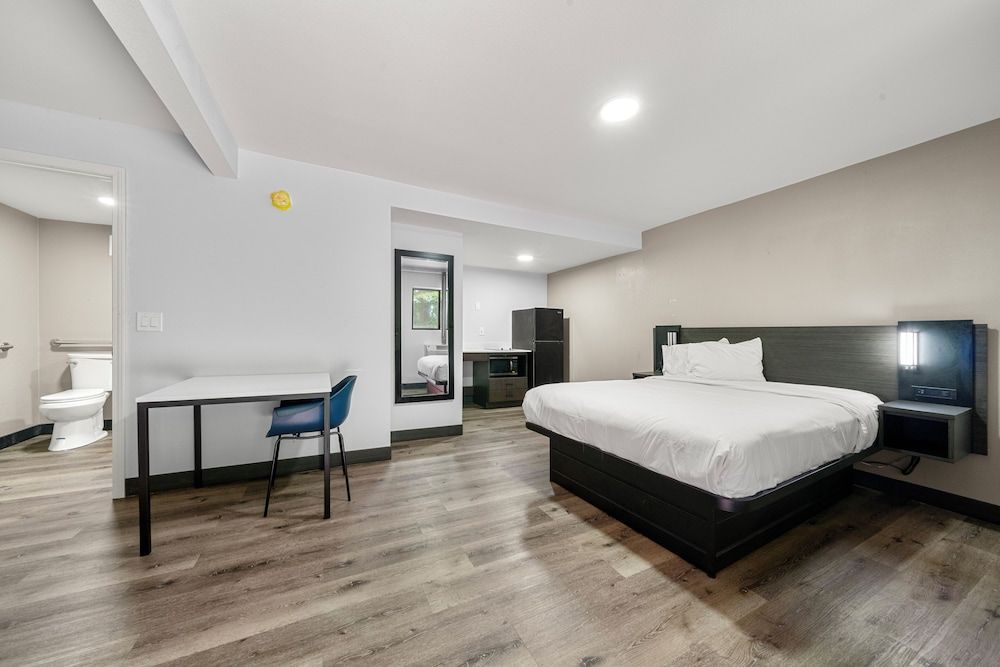 Southern Suites Carrollton 3