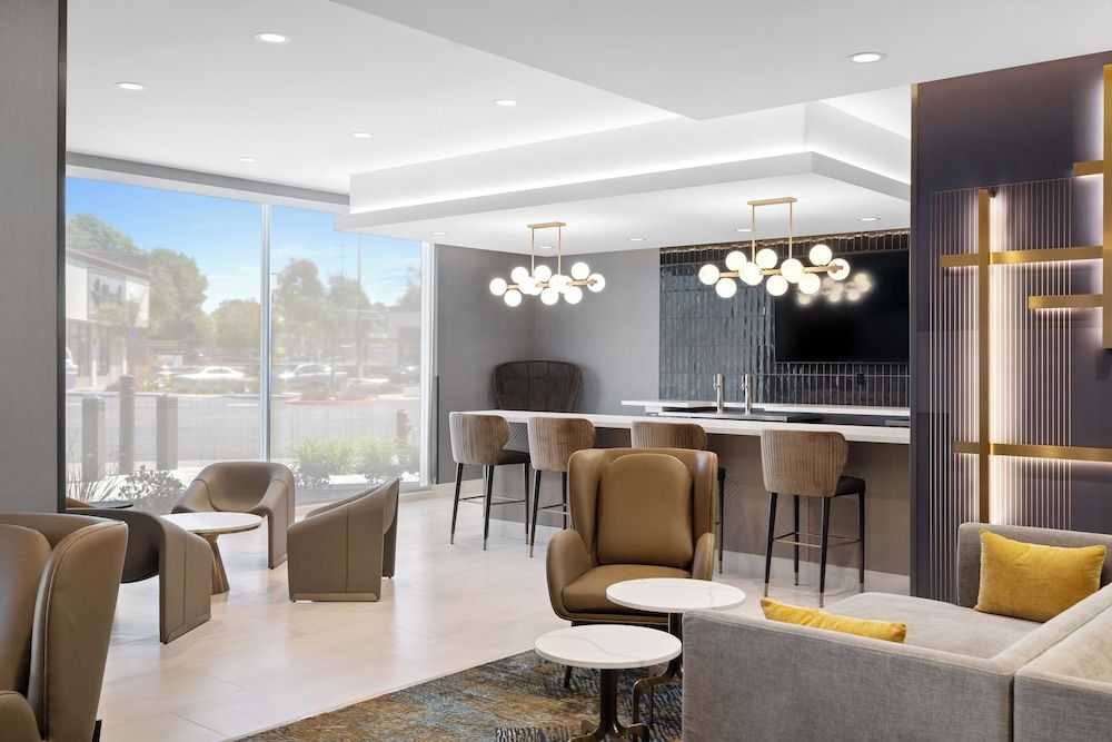 La Quinta Inn & Suites by Wyndham La Habra 2