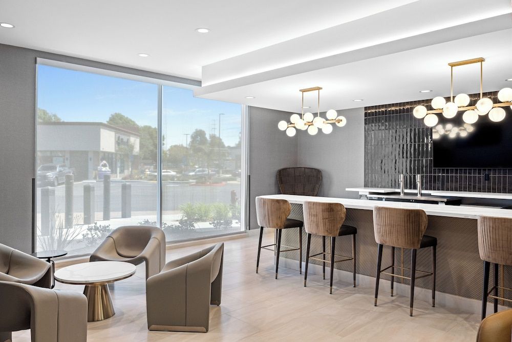 La Quinta Inn & Suites by Wyndham La Habra 3