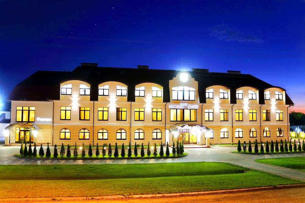 BeSt Hotel and Restaurant complex -1 estrellas en Dunaivtsi