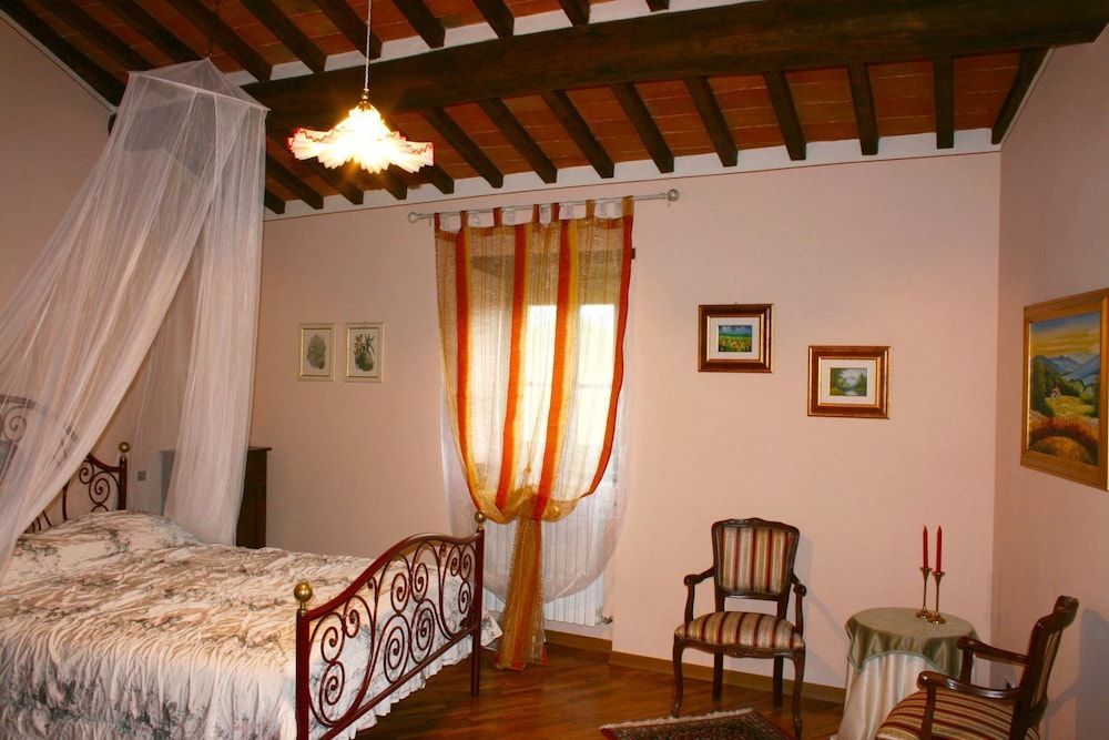 Wonderful private villa with private pool, A/C, WIFI, TV, pets allowed and parking, close to Are... -1 estrellas en Subbiano