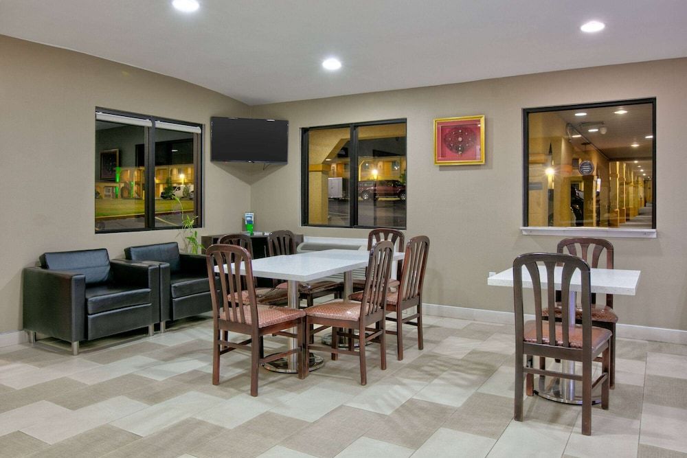 Super 8 by Wyndham Palestine 3