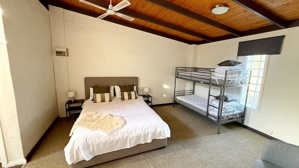 Colonial Bank Motel 2