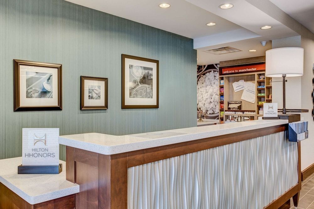 Hampton Inn & Suites Manchester 2
