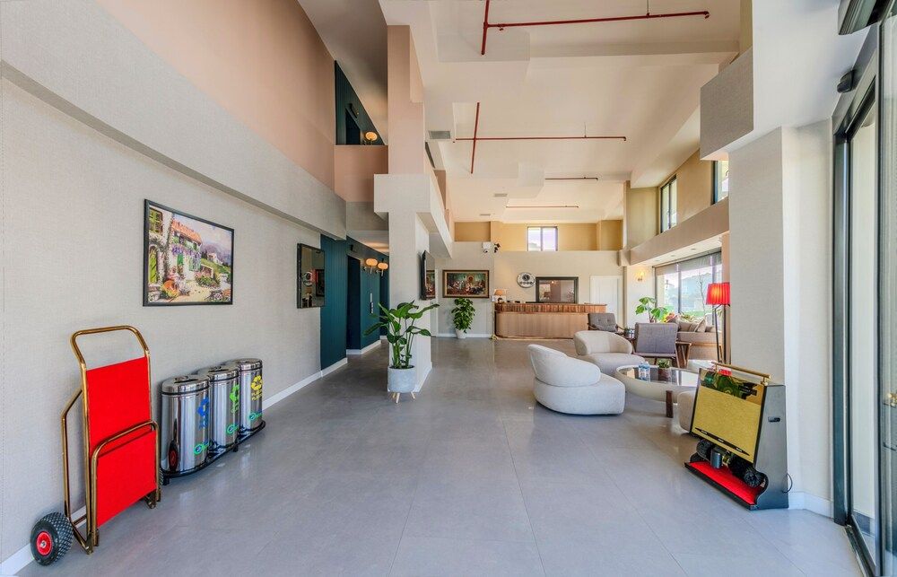 Nenessa Airport Hotel 3