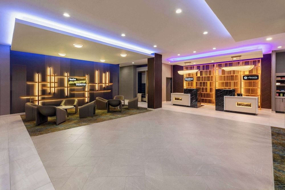 La Quinta Inn & Suites by Wyndham DeSoto 3