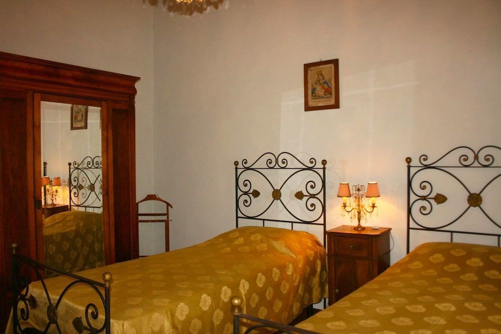 Stunning private villa for 6 guests with private pool, TV, pets allowed and parking -1 estrellas en Castiglion Fiorentino