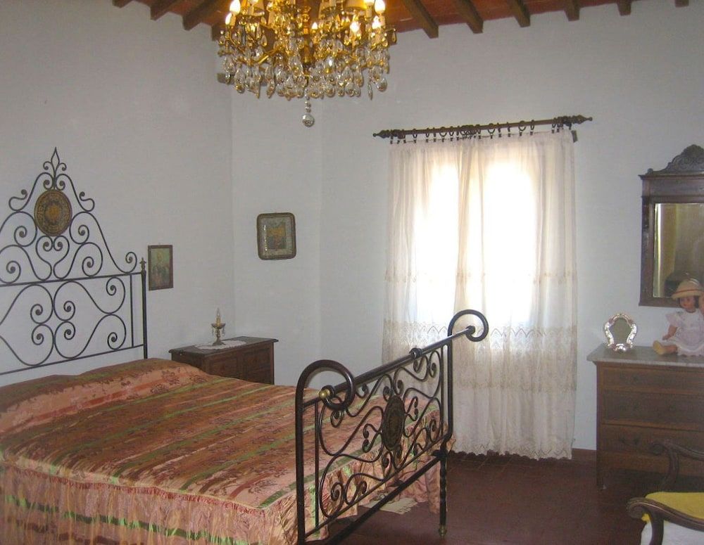Stunning private villa for 6 guests with private pool, TV, pets allowed and parking 3