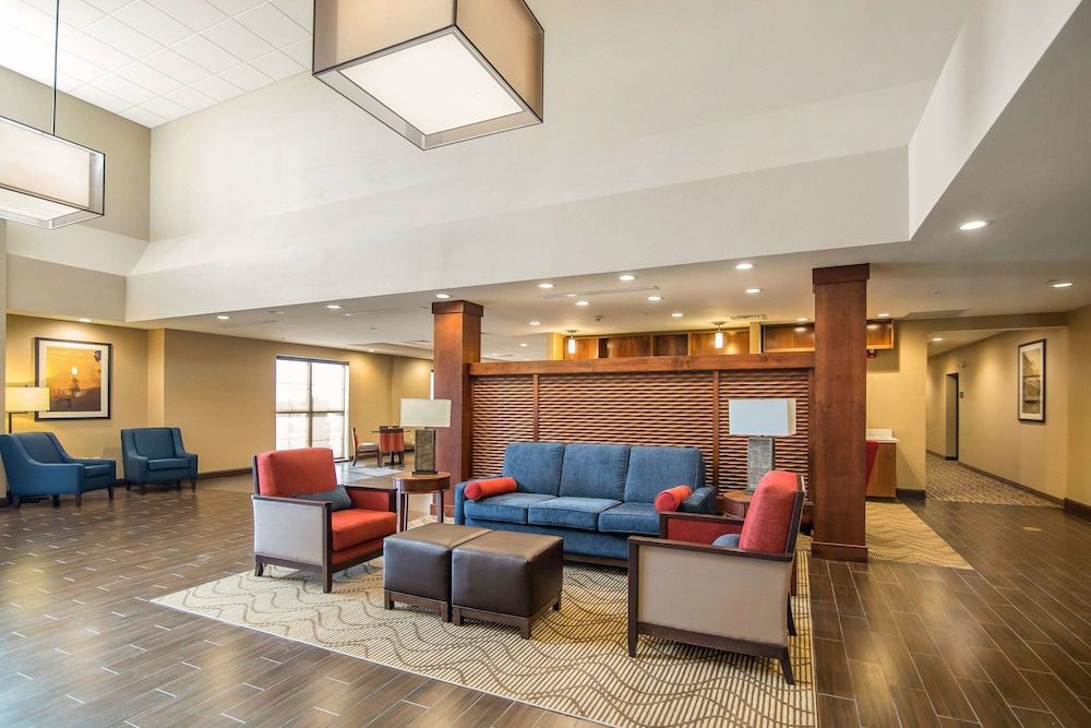 Comfort Suites Dodge City 2