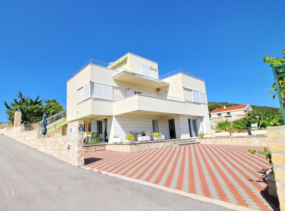 Apartments Gusti -1 estrellas en Drače