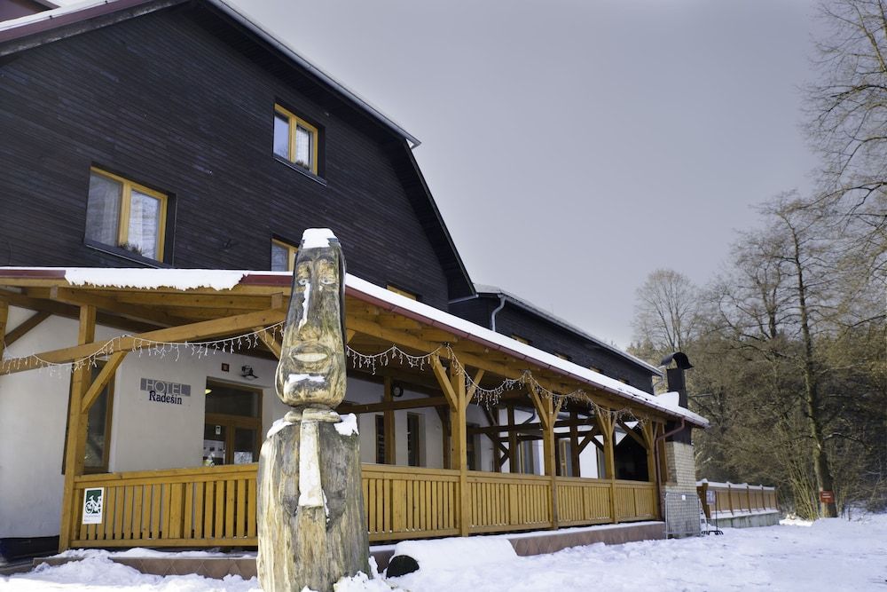 Balónový hotel a pivovar -1 estrellas en Radešín