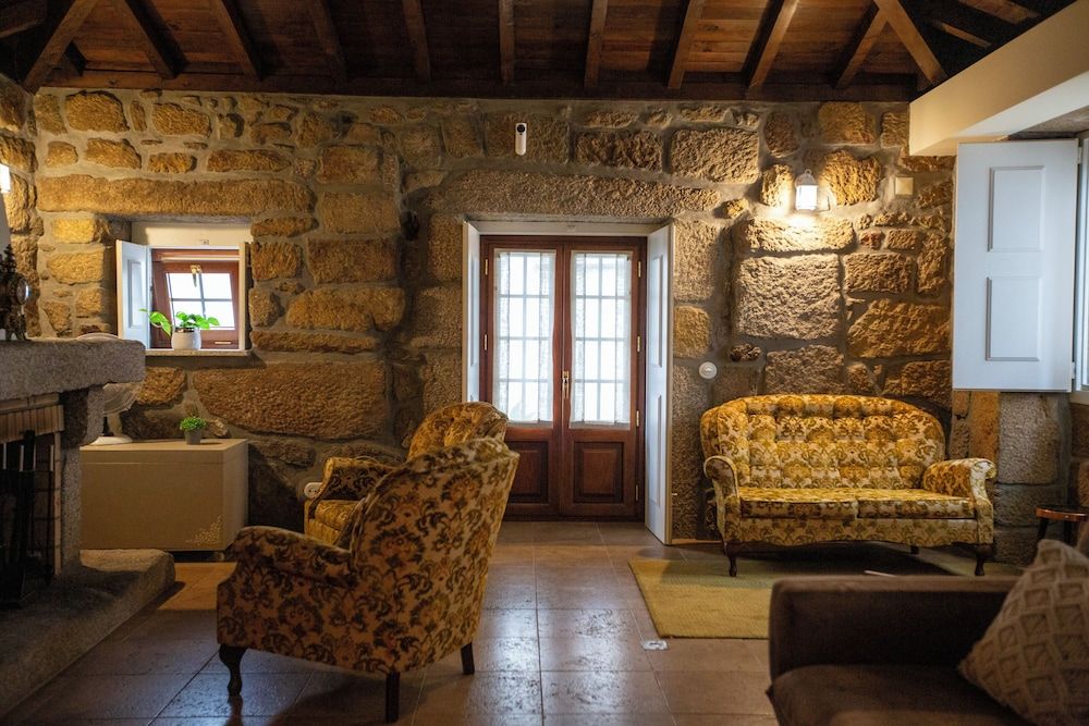 Casa dos Livros - Guest House -1 estrellas en Vila Nova de Tazem