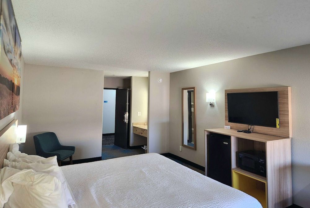 Days Inn & Suites by Wyndham New Iberia 3