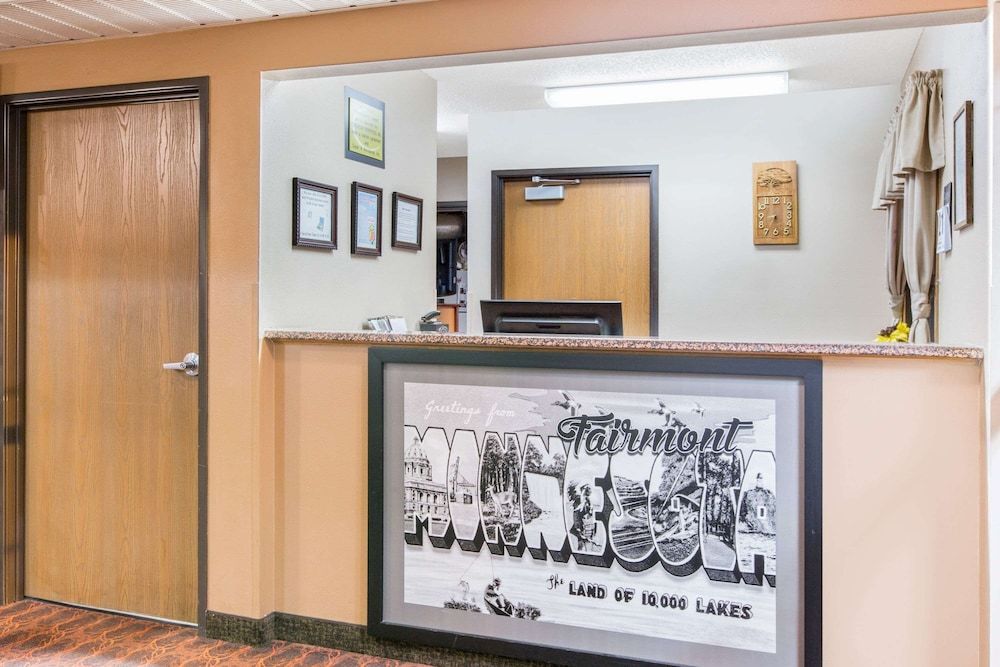 Super 8 by Wyndham Fairmont 2