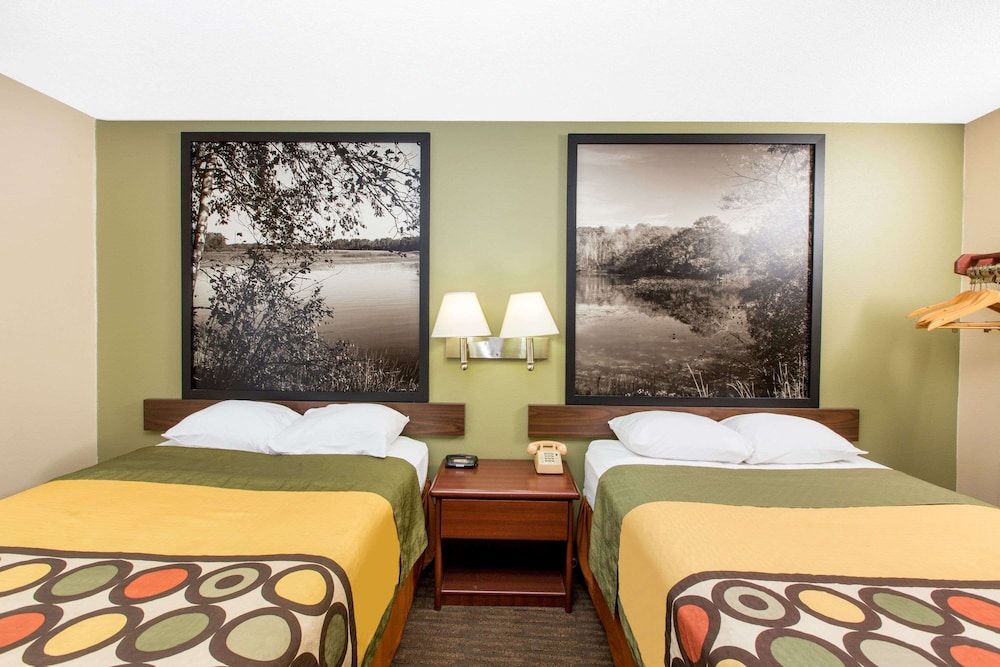 Super 8 by Wyndham Fairmont 3
