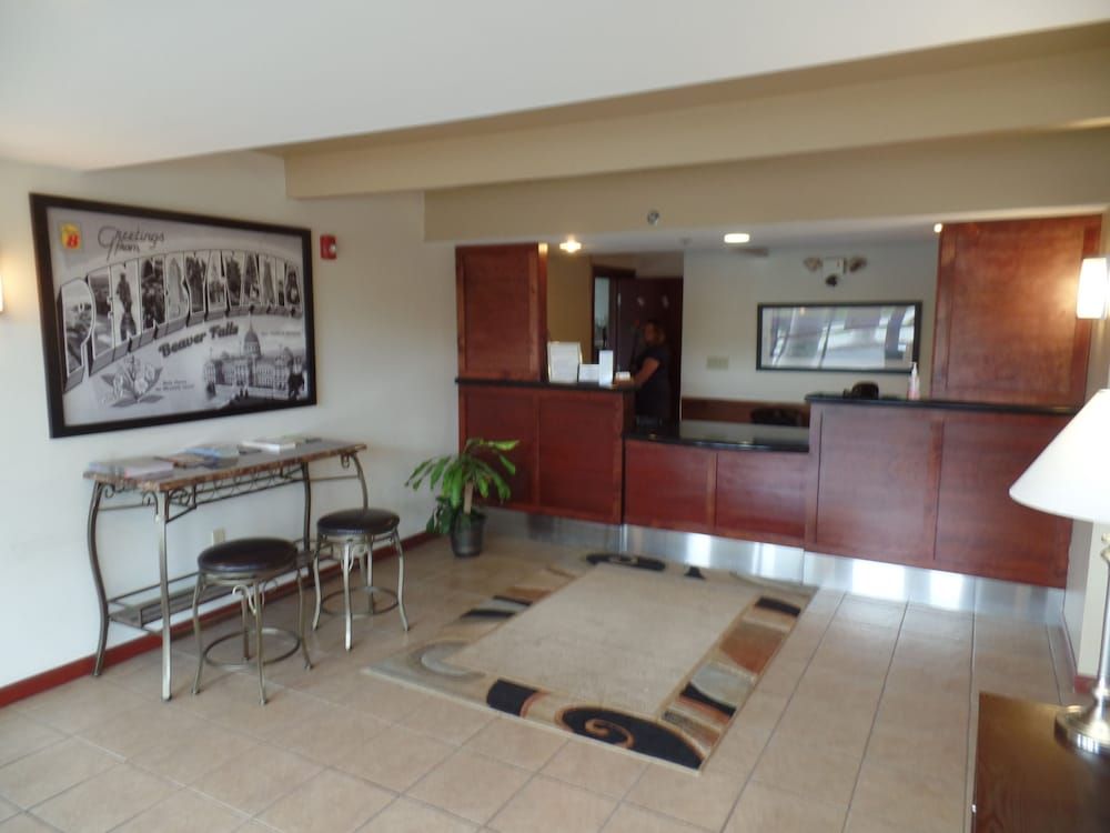 Super 8 by Wyndham Beaver Falls 3