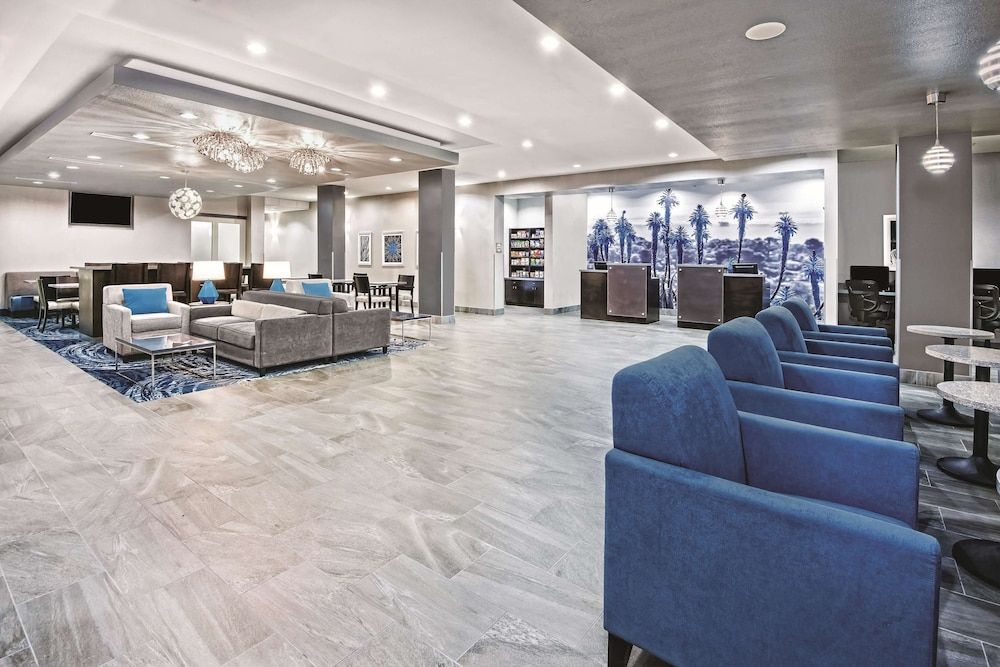 La Quinta Inn & Suites by Wyndham Victoria - South 2