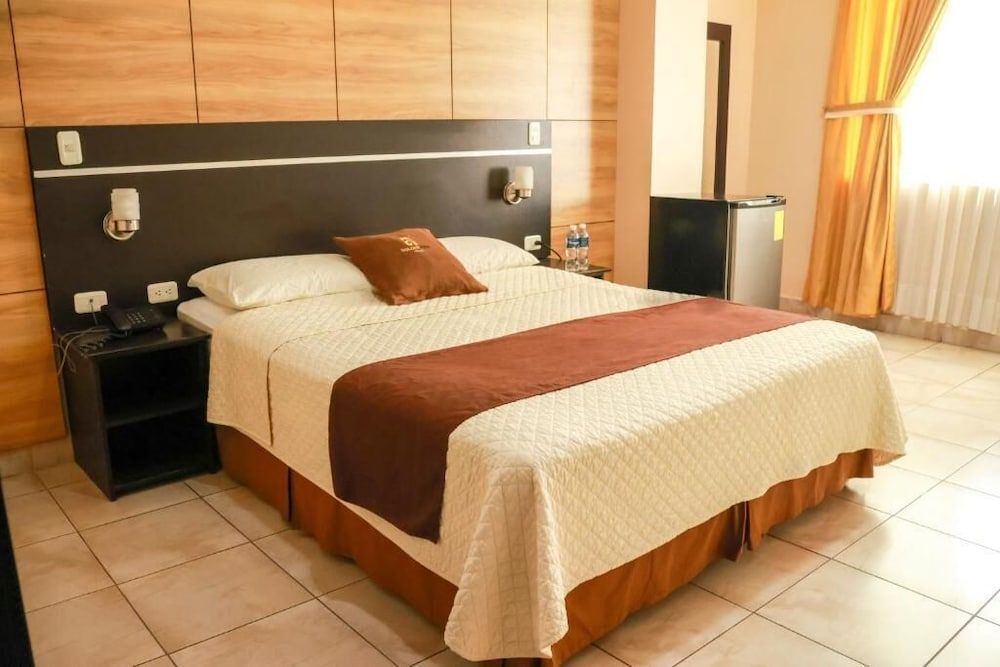 HOTEL GOLDEN VISTA 2