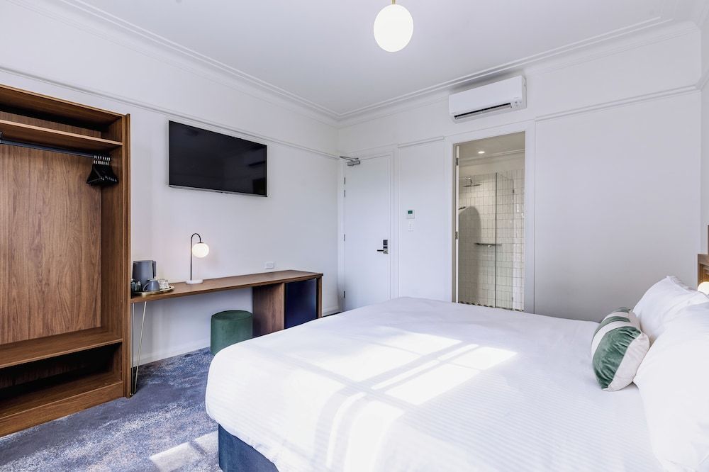 The Lakes Hotel, Rosebery 2