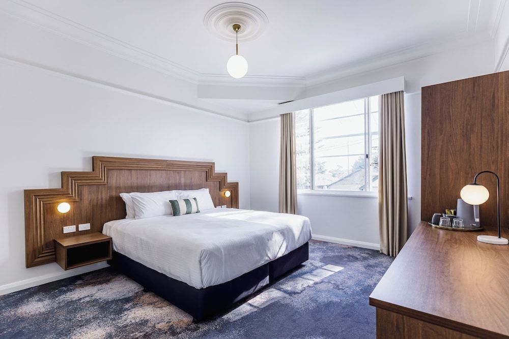 The Lakes Hotel, Rosebery 3