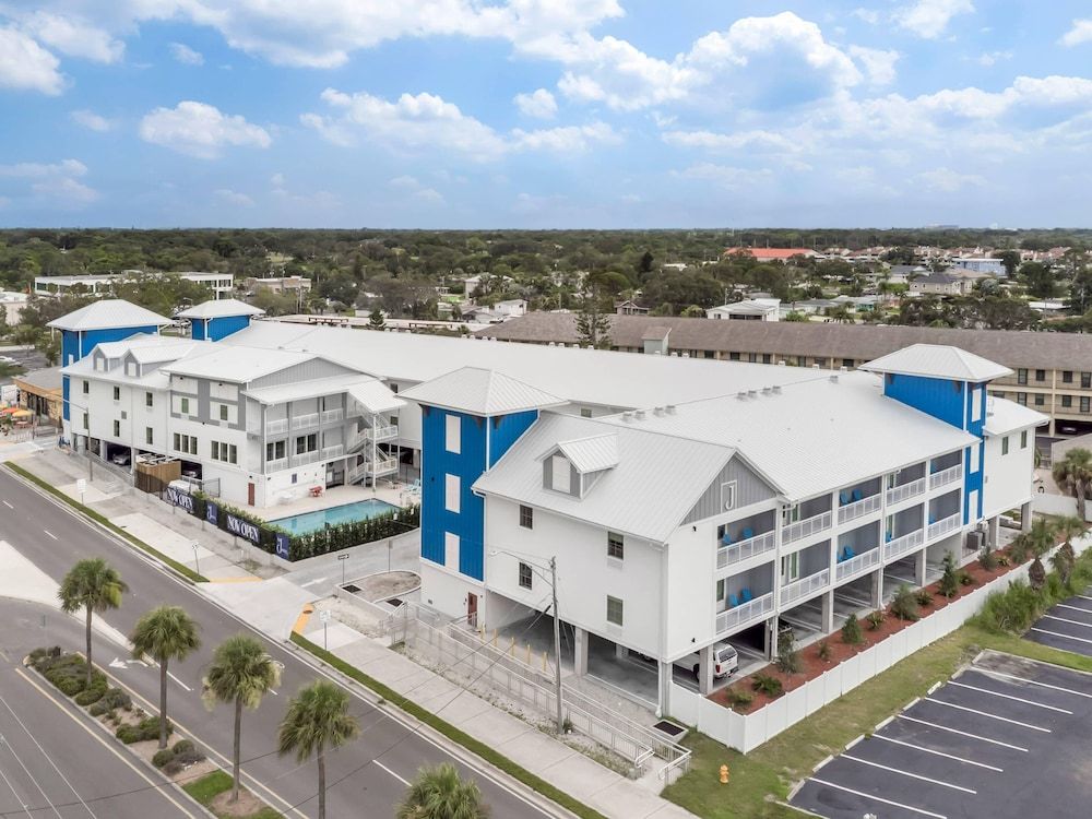 The J Hotel Dunedin near Honeymoon Island State Park, an Ascend Collection Hotel 3 estrellas en Dunedin