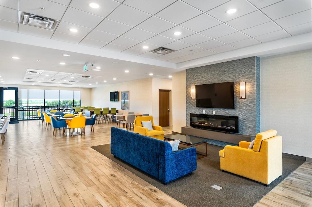 Comfort Inn & Suites 3