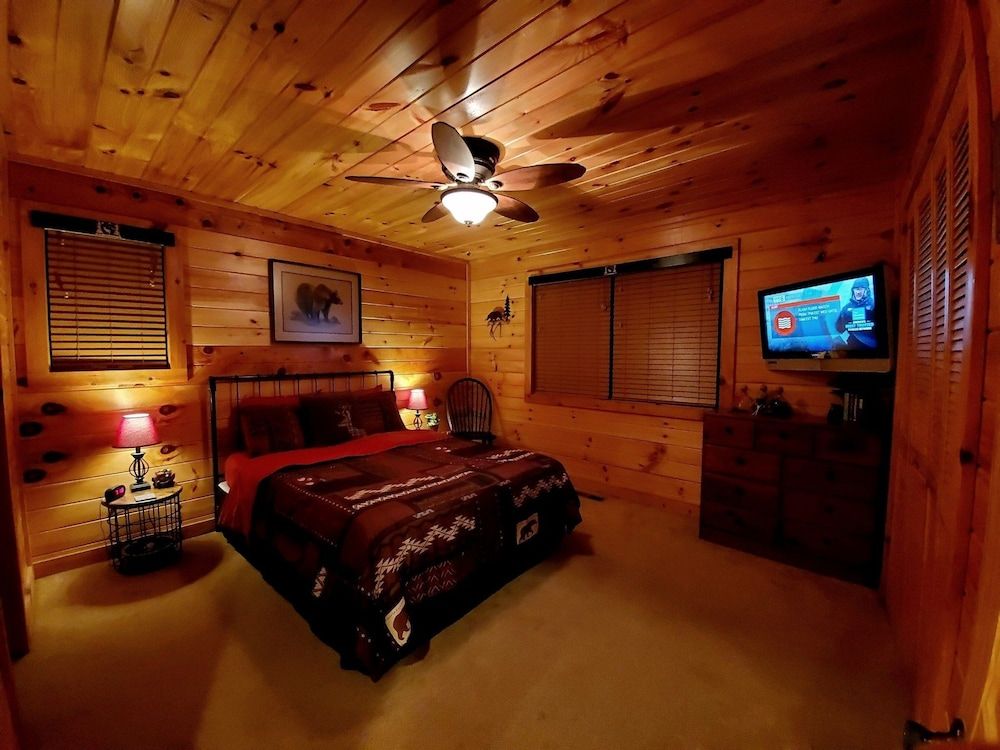 Elk Run On Cosby Creek - 2 Bedrooms, 2 Baths, Sleeps 7 Cabin by RedAwning 2