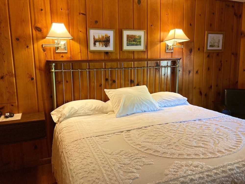 Ludington Blue Spruce Inn 3