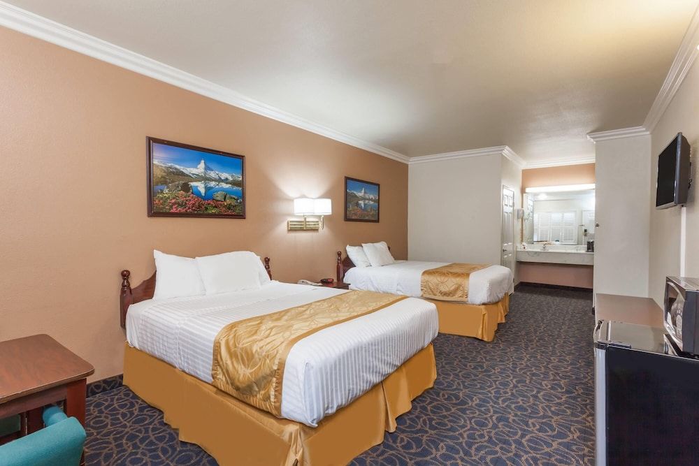 Days Inn & Suites by Wyndham South Gate 3