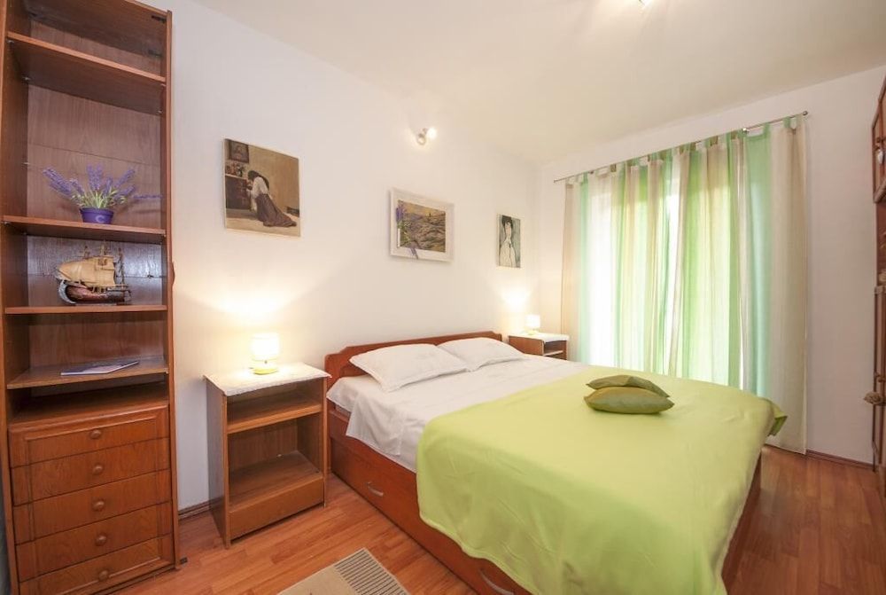 Apartments Kalajžić ST -1 estrelas em Pučišća
