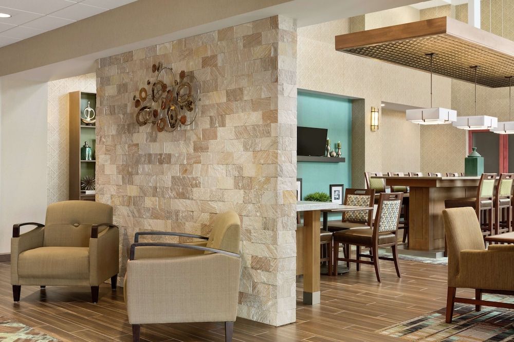 Hampton Inn & Suites Minooka 2