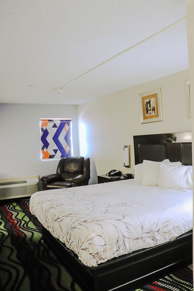 Apple Tree Inn and Suites 3