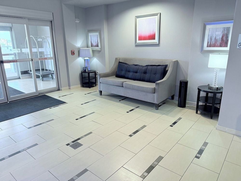 Holiday Inn Express & Suites Bonham by IHG 3