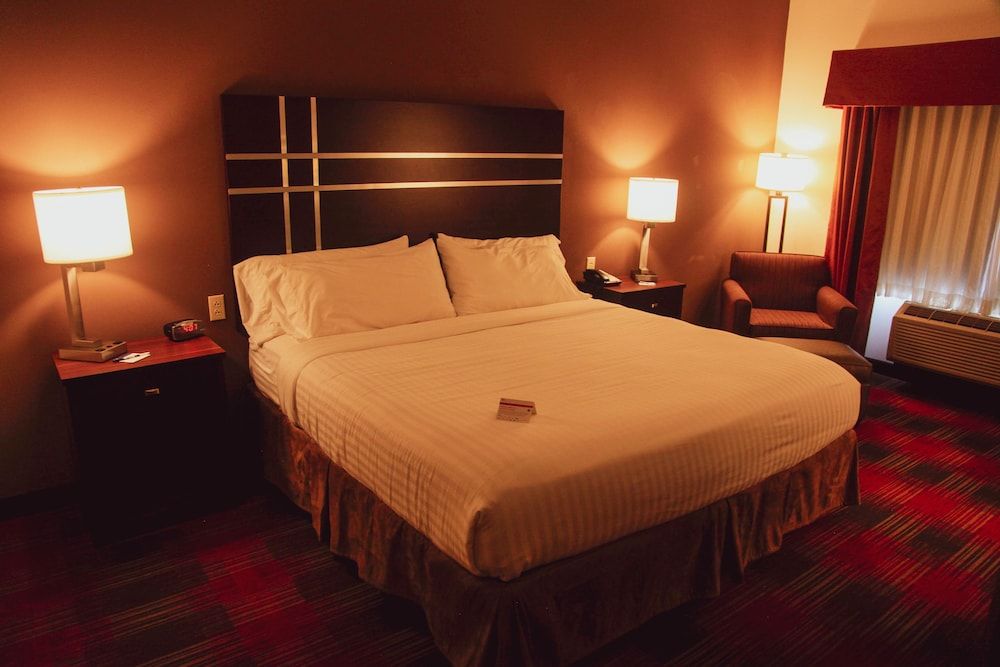 Holiday Inn Express & Suites Cumberland - La Vale by IHG 3