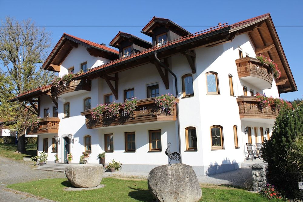 Landhotel und Gasthof Schmalhofer -1 estrellas en Tittling