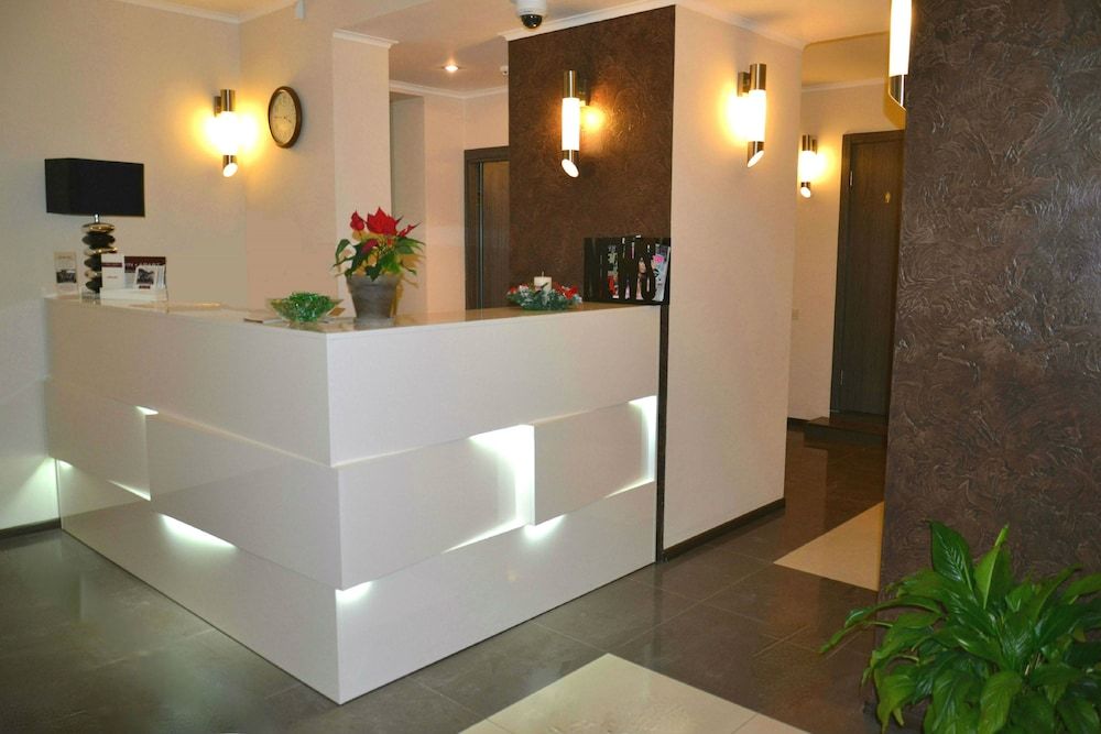 Twin Apart Hotel 2