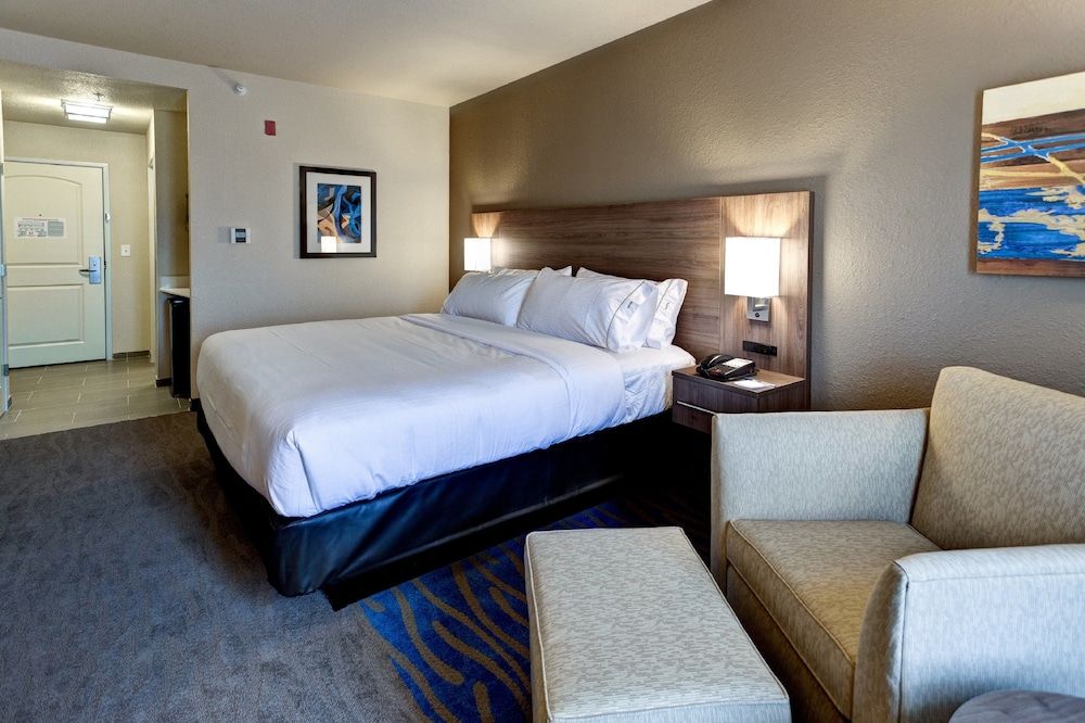 Holiday Inn Express & Suites Great Bend by IHG 2