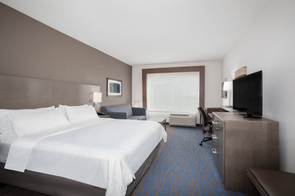 Holiday Inn Express & Suites Great Bend by IHG 3