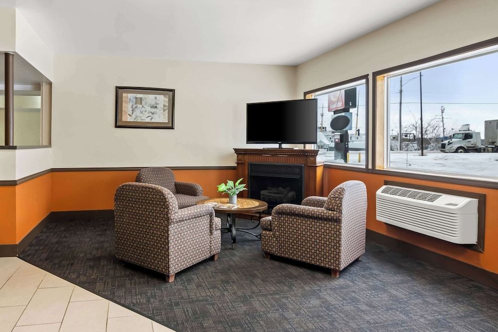 Econo Lodge Manistee 3