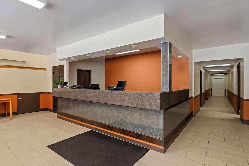 Econo Lodge Manistee 2