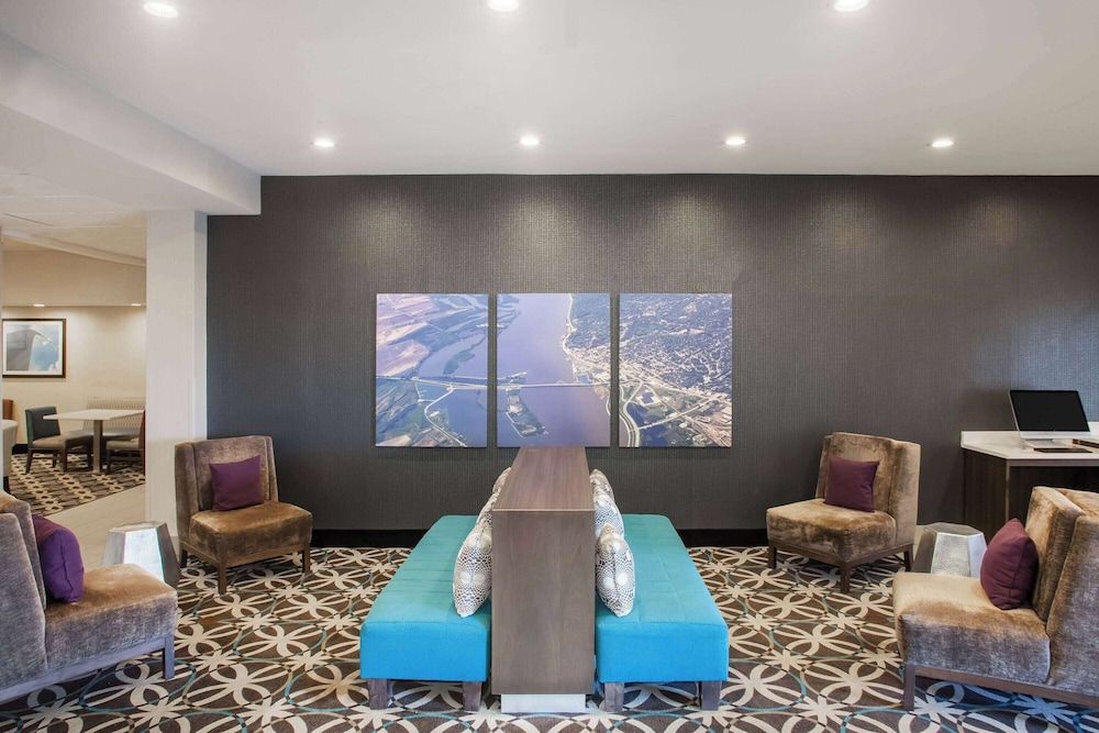 La Quinta Inn & Suites by Wyndham Pontoon Beach 3