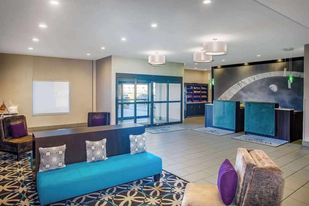 La Quinta Inn & Suites by Wyndham Pontoon Beach 2